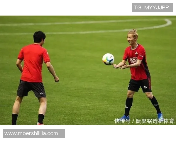 足球明星携子共踢球场传承热爱与梦想的温馨瞬间